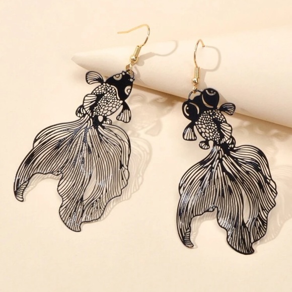 🐠 Beautiful Mismatched Fish Drop Earrings 🐠 - Picture 2 of 4